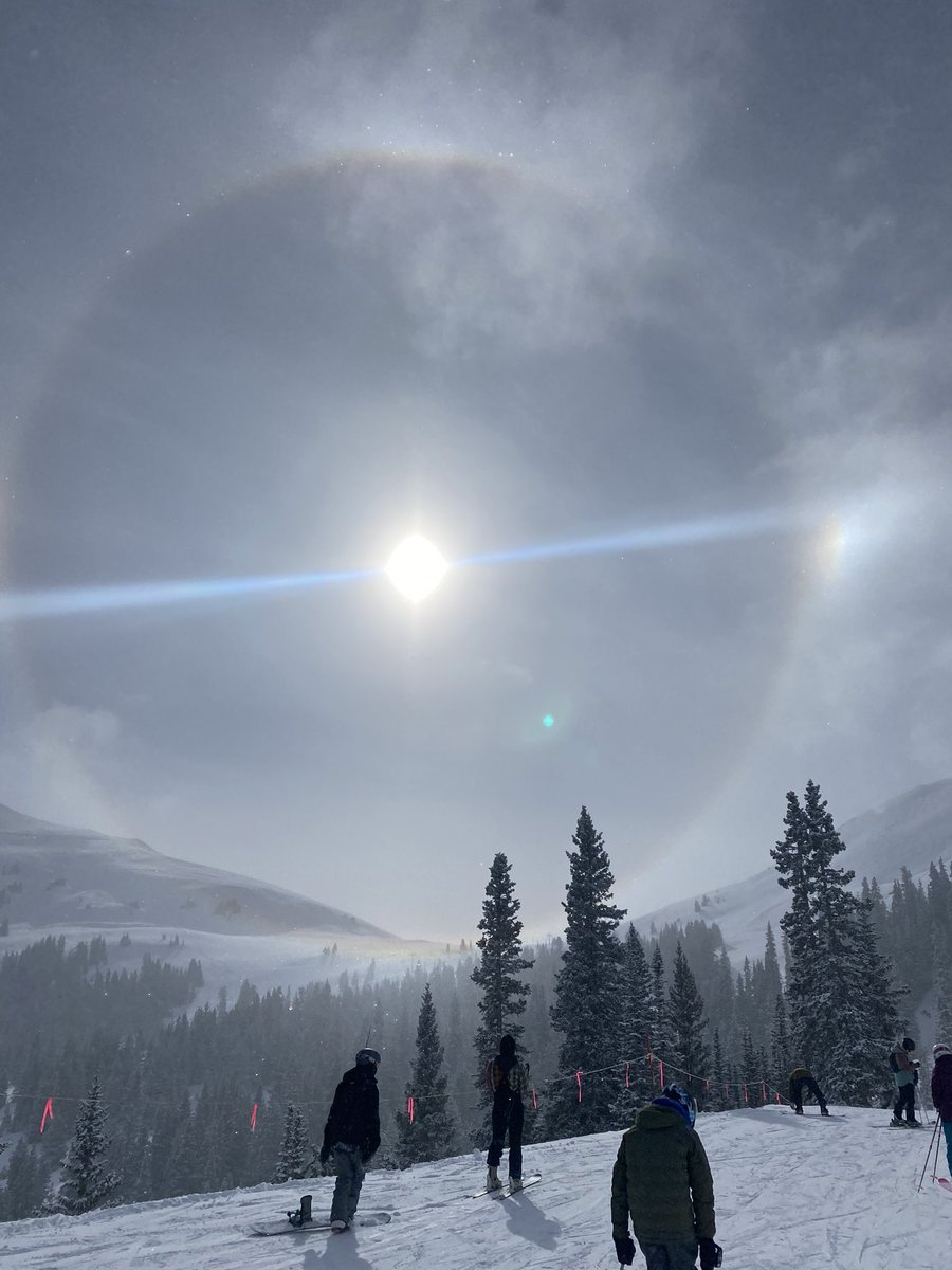 mcmichael123's tweet photo. A 22° halo in Copper Mountain, CO this morning. Perfect day on the mountain! https://t.co/ILdPKnTxqt