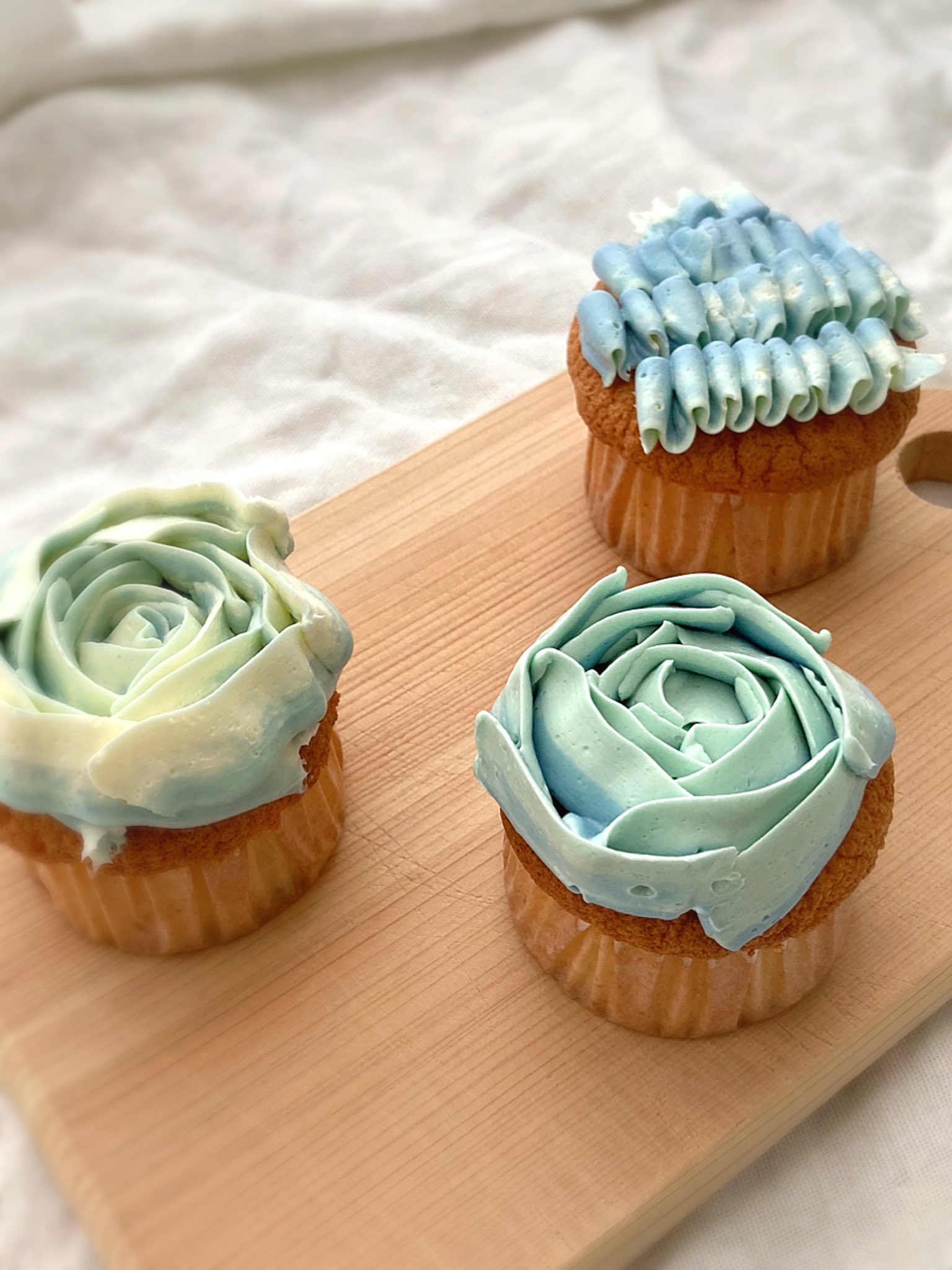 Moca 子供のリクエストでまたバタークリームカップケーキ 今回は3色 色失敗 絞り技術皆無で 出来上がった瞬間自分自身に爆笑してしまった 絞るのホント苦手です お菓子作り おうちスイーツ カップケーキ バタークリーム T Co