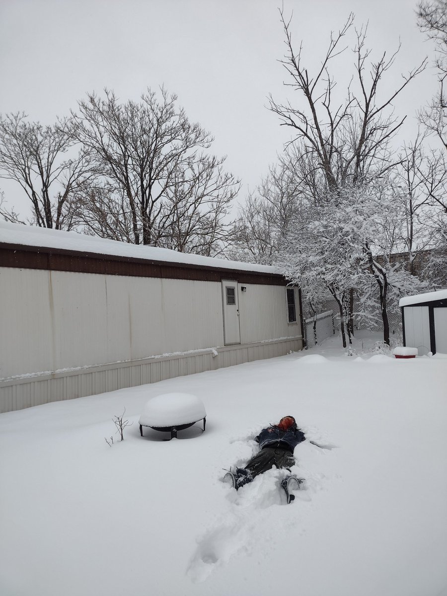 ZelinskiAstro22's tweet photo. Mmm sleepy (Happy snow day) @AstroworldMedia https://t.co/fEFYnuL9Qt