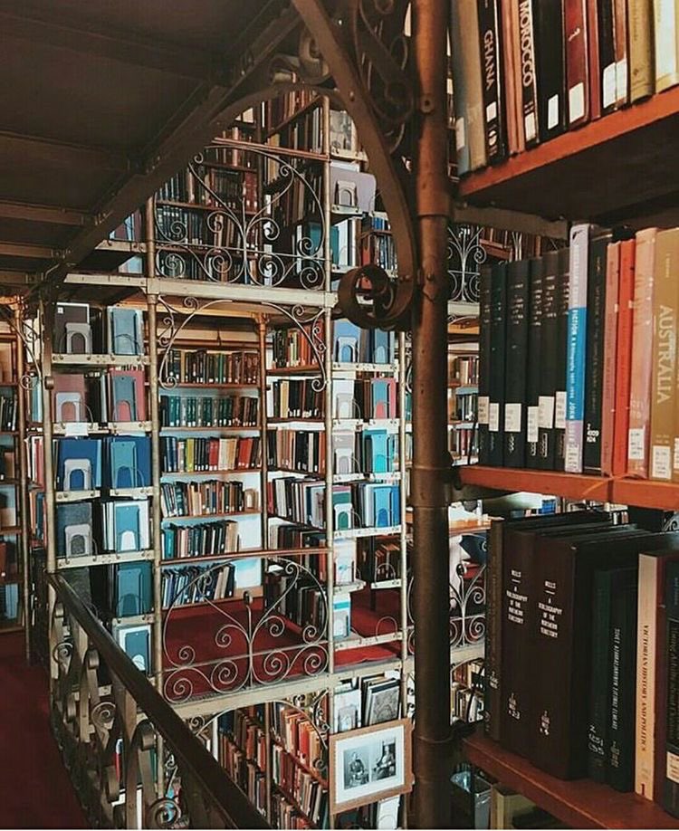 9ak9's tweet photo. حبستُ نفسي في البيت عدة سنوات، وذهبتُ أقرأ في اليوم والليلة أكثرَ من ثلاث عشرة ساعة، لا يصرفني عن القراءة إلا دموع عيني من فرط الجهد، لم أكن في تلك الأيام أتنفس من رئتيّ، كنت ألتقط أنفاسي من ثقوب الكلمات...عبدالله الهدلق https://t.co/1VsHpA8G62