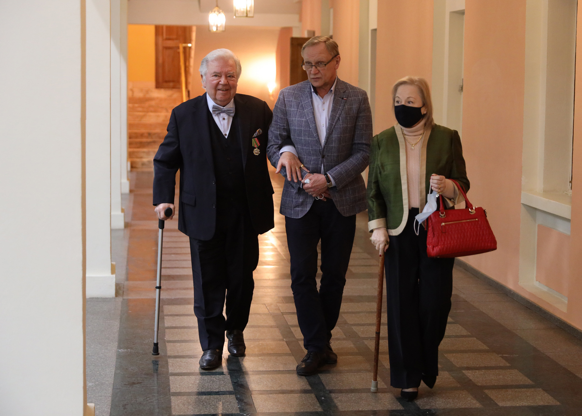 Pushkin_museum's tweet photo. Сегодня Государственный музей А. С. Пушкина принимал высокий гостей: Александра Александровича Пушкина и его супругу Марию-Мадлен Пушкину-Дурново, возглавляющих Международный благотворительный пушкинский фонд.
Подробнее: https://t.co/hOQlVgGLsB https://t.co/GXJcD36YbW