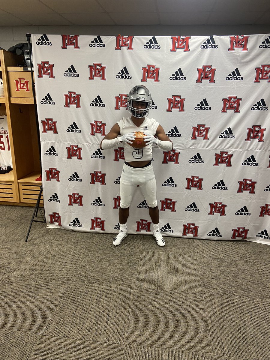 CliettCody's tweet photo. Congratulations to @Darquez8 @TriplettDarrius and @GrahamTyshawn for signing to play at the next level! This is not the end, this is the beginning!!!

#BURNTHESHIPS
#SwordsUp⚔️ https://t.co/R1WPRedIQ4