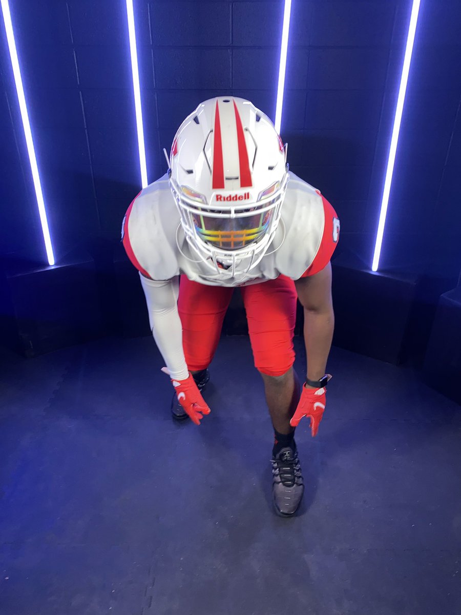 CliettCody's tweet photo. Congratulations to @Darquez8 @TriplettDarrius and @GrahamTyshawn for signing to play at the next level! This is not the end, this is the beginning!!!

#BURNTHESHIPS
#SwordsUp⚔️ https://t.co/R1WPRedIQ4