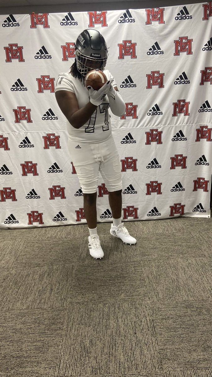 CliettCody's tweet photo. Congratulations to @Darquez8 @TriplettDarrius and @GrahamTyshawn for signing to play at the next level! This is not the end, this is the beginning!!!

#BURNTHESHIPS
#SwordsUp⚔️ https://t.co/R1WPRedIQ4