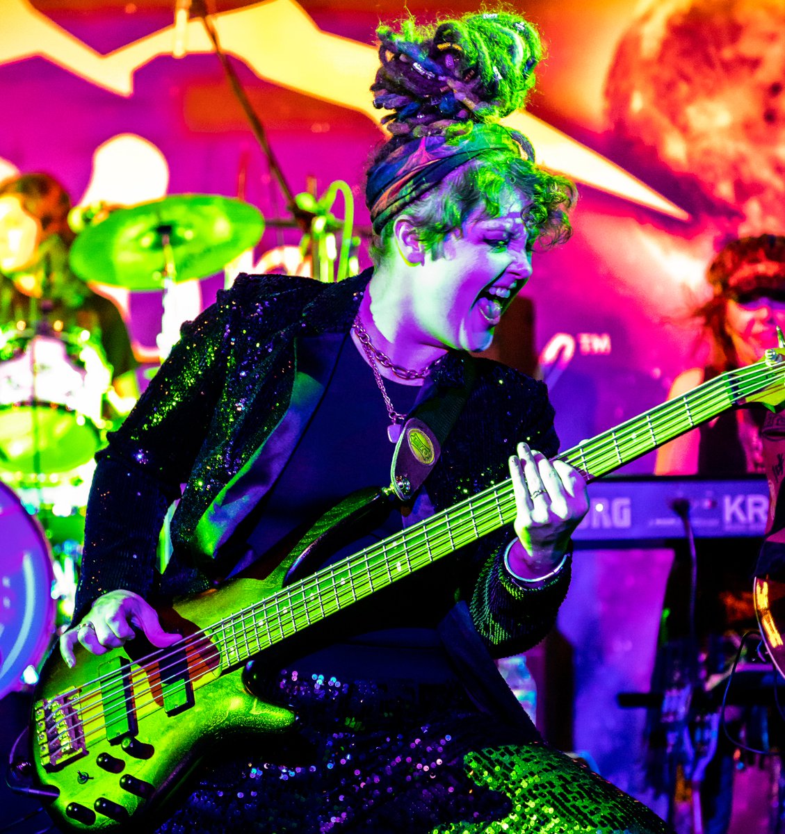 Please welcome our first Emerging Artist of the year - Lex Wolfe!  She is an LA freelance bassist &amp; worked in some of the most notable music scenes in the country  She says she loves the versatility she gets out of her Barts - her fans, her colleagues and the press certainly do!