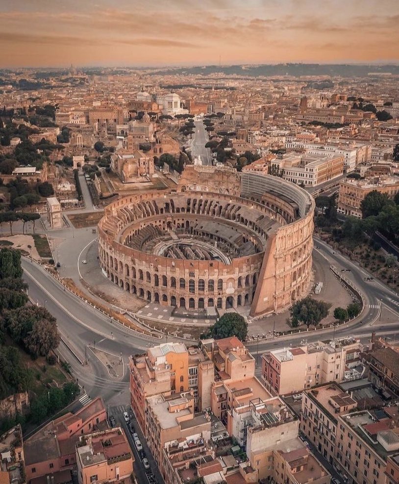 W0rld2026's tweet photo. Rome

Day                                  Night https://t.co/THiRJtgWOy
