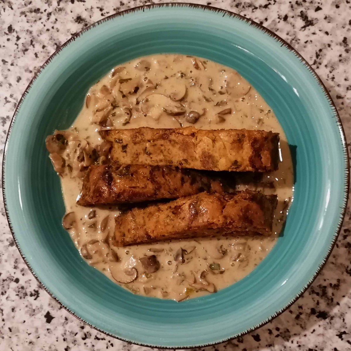 MikeKocht's tweet photo. Auch ein Klassiker des fleischlosen #Beisl (#Kneipen) #Twooking:
#Schwammerlsoßen (#Pilzsoße) mit #Knödel
Bei mir heute aus #Champignons (braun) mit #Serviettenknödel aus #Dinkelbrot
Mit der richtigen Schnittechnik mögen das auch die Kleinsten - #OpaKocht
https://t.co/jjVQZ4h5rr https://t.co/NZN6hDJoyf