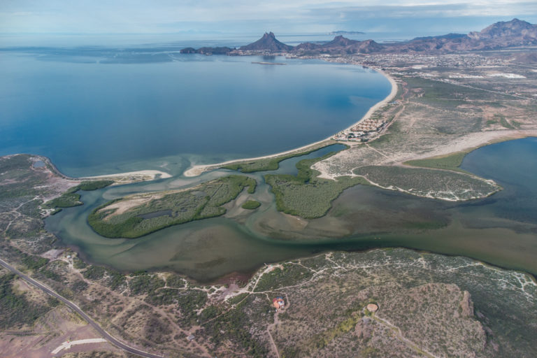 MongabayLatam's tweet photo. La belleza de su paisaje está enmarcada por el cerro del Soldado, con un espacio aprovechado para actividades ecoturísticas, senderismo y rutas en bicicleta, además de paseos en kayak. (7/7)

➡️https://t.co/bb4g1di2TV https://t.co/24xqYHRzMk