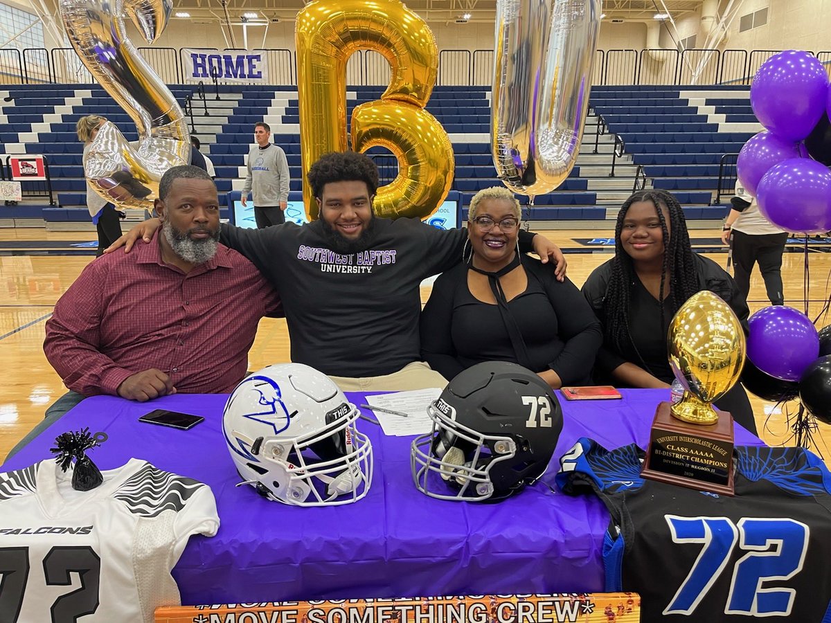 Officially a bearcat ⁦<a href="/CoachNiccum66/">Coach Niccum</a>⁩ ⁦@SBU_Football⁩ ⁦<a href="/Coach_Clardy/">Robert Clardy</a>⁩