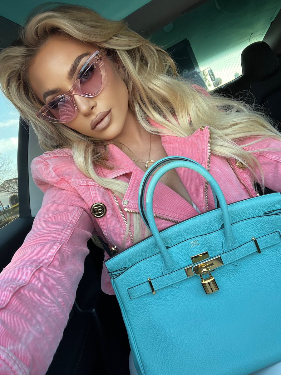 grisdoteth's tweet photo. where is my @DApeWives family at ? look who just followed me ,The one and only crypto Queen @khloe and a true DAW. Shout out to the Queen , I'm so honored.🧡💐 https://t.co/cLAo1w0Ubx