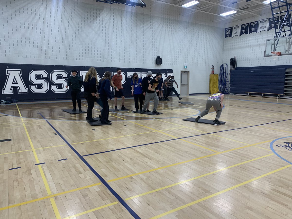 Island game in rec today🏝Students use team work to get from one side of the gym to the other without touching the floor!