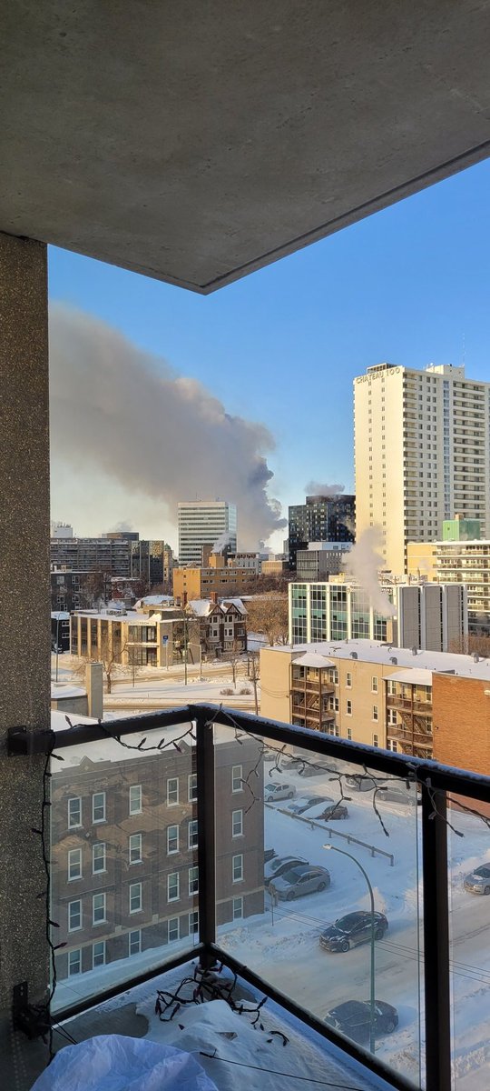 StineRoller's tweet photo. View from Assiniboine Ave not far from Main #WinnipegFire #DowntownWinnipeg #WPGFire #YWGFire #WinnipegNews https://t.co/m6YW5OB90x