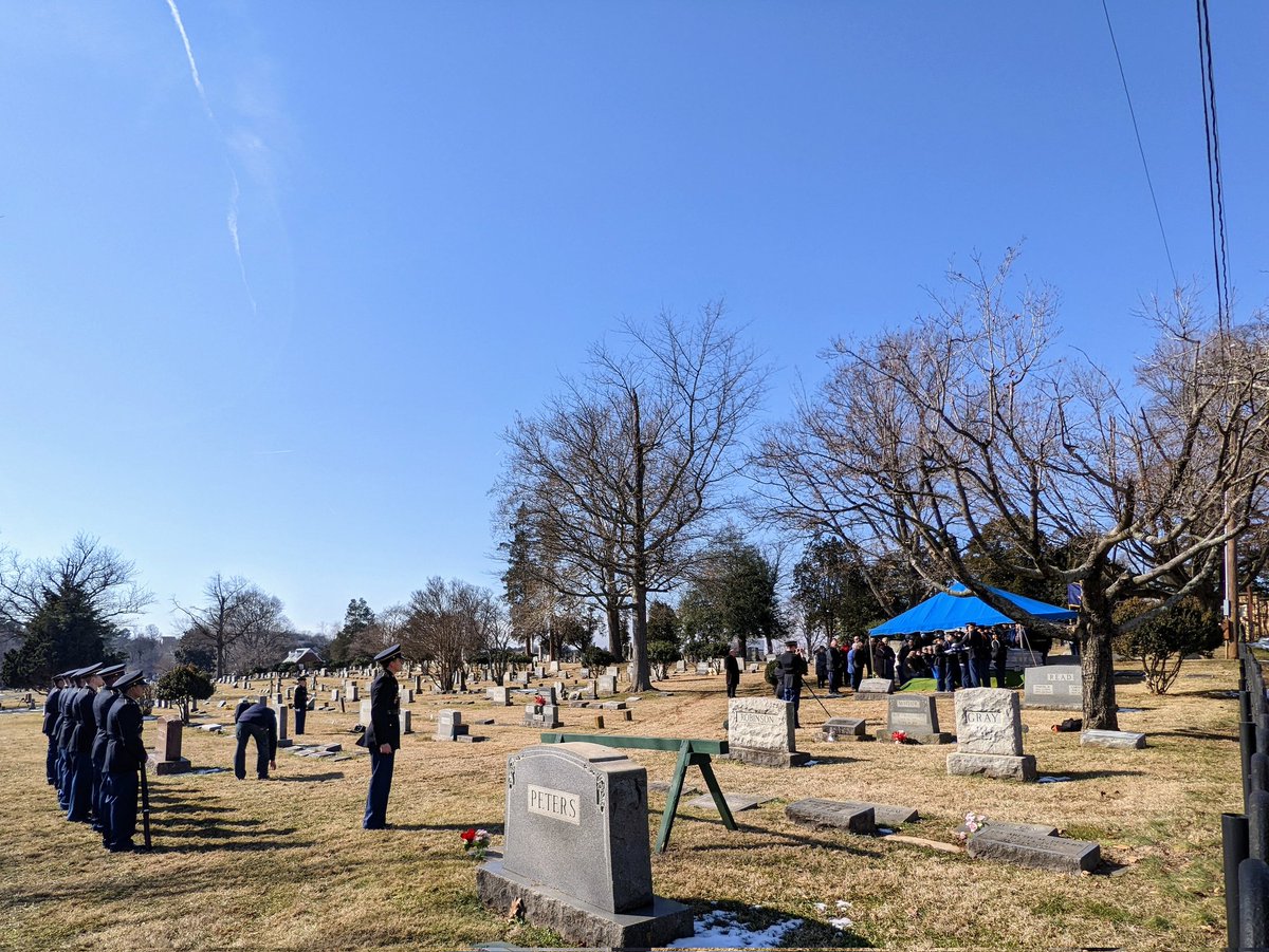 amandabaity's tweet photo. DYK: @LHSEAGLESVA Eagle Battalion provides military burial services for local veterans? These young men and women learn so many leadership skills during their time in #JROTC. Condolences to the Corbin family. https://t.co/BkGEo6d5zd