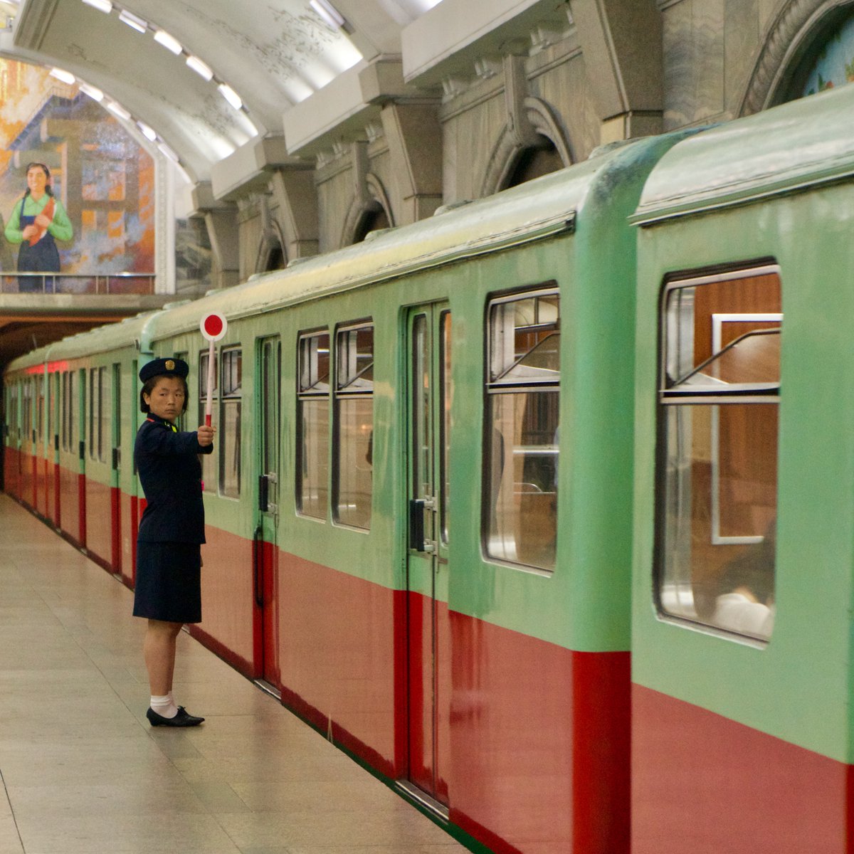 revistamongolia's tweet photo. 🚇 El metro de Pyongyang tiene 16 estaciones, está construido a 110 metros de profundidad y fue pensado también como refugio antiaéreo.
#RealityViews: "Corea del Norte, diez años con Kim Jong-un" en colaboración con @ReportajesZoom
📸 Enric Lloveras ➡ https://t.co/kdznF3Vfd2 https://t.co/GbBYWx0NvV