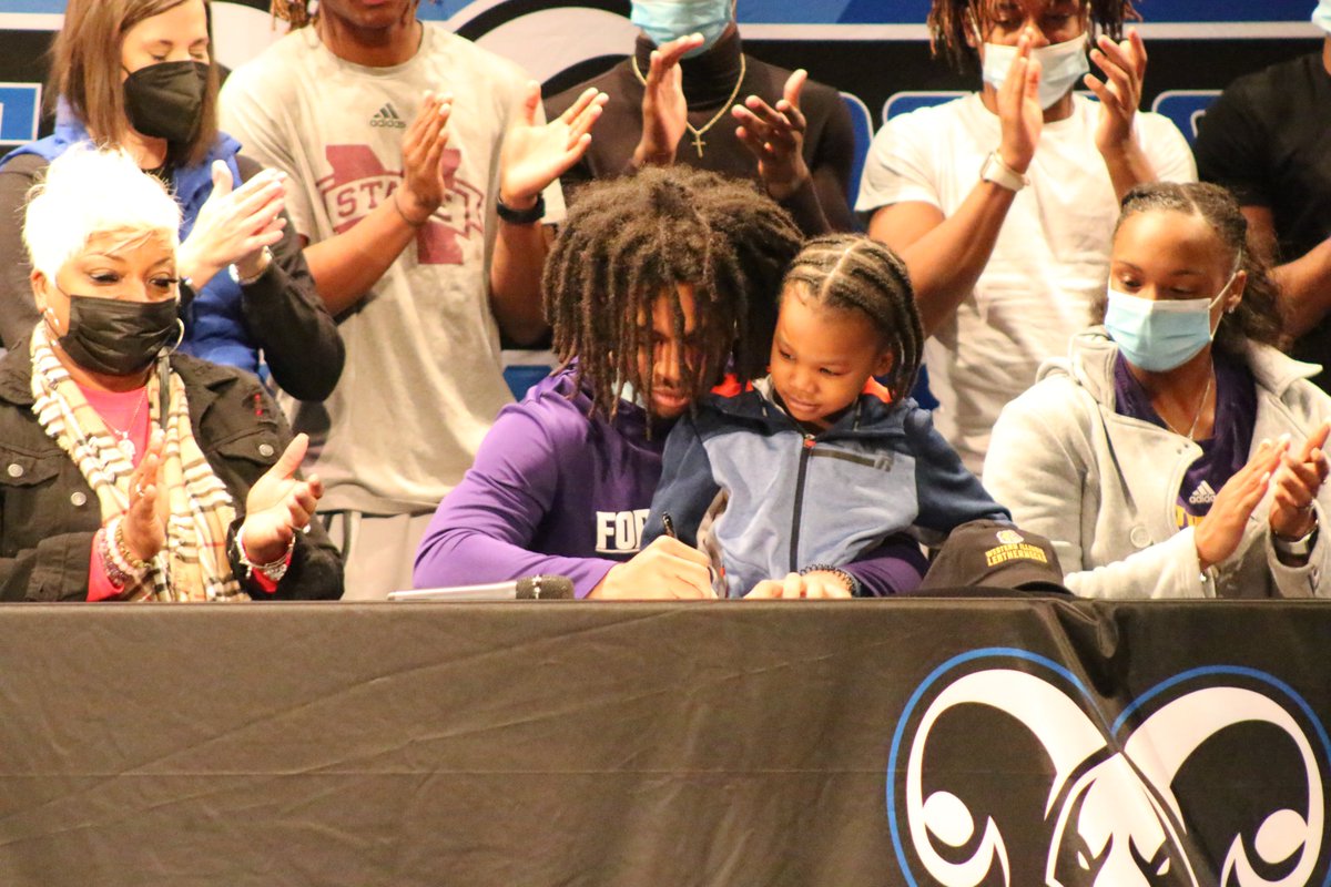 CovNewsSports's tweet photo. National Signing Day 

@AthleticsNewton (Part 2) 
@Reed2M 
@MullixTahjae 
@Tanner12W 
@dvonhubbard1 https://t.co/eayox2GQaB