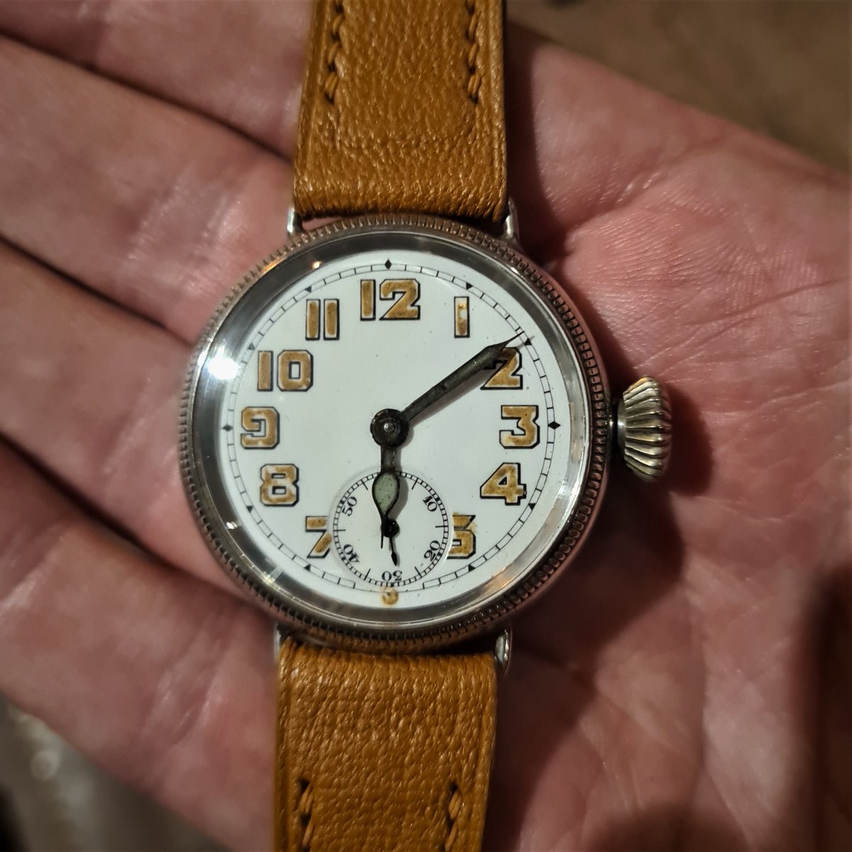 thewatchcc's tweet photo. Sometimes the simplest watches can be beautiful. This Trench Watch designed for battlefield use during World War I has a stunning enamel dial, great proportions, and a big crown for gloved hands.
Thanks @kibblewatches for bringing it to #time4apint last week.
#vintagewatch #ww1 https://t.co/AnoqwjDNUH