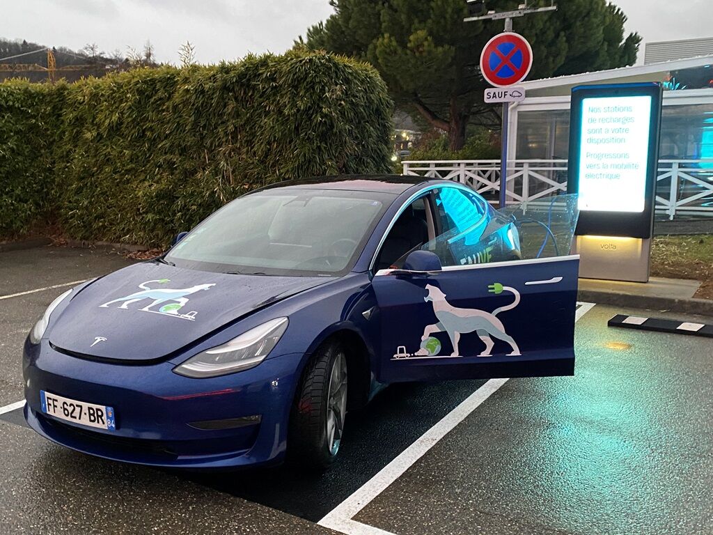 electricfelix's tweet photo. Today @VoltaCharging jumped across the Ocean!
Starting with France & Germany, VOLTA is offering ADS during (cheap) 22kW AC charging.
@FFAUVE1 was there to witness and test the charger in Annecy! 📸
⚡️⚡️⚡️
#neverenoughads
#alwaysbecharging
#VOLTAcharging
#europe
#france https://t.co/5SCAdjeHFq