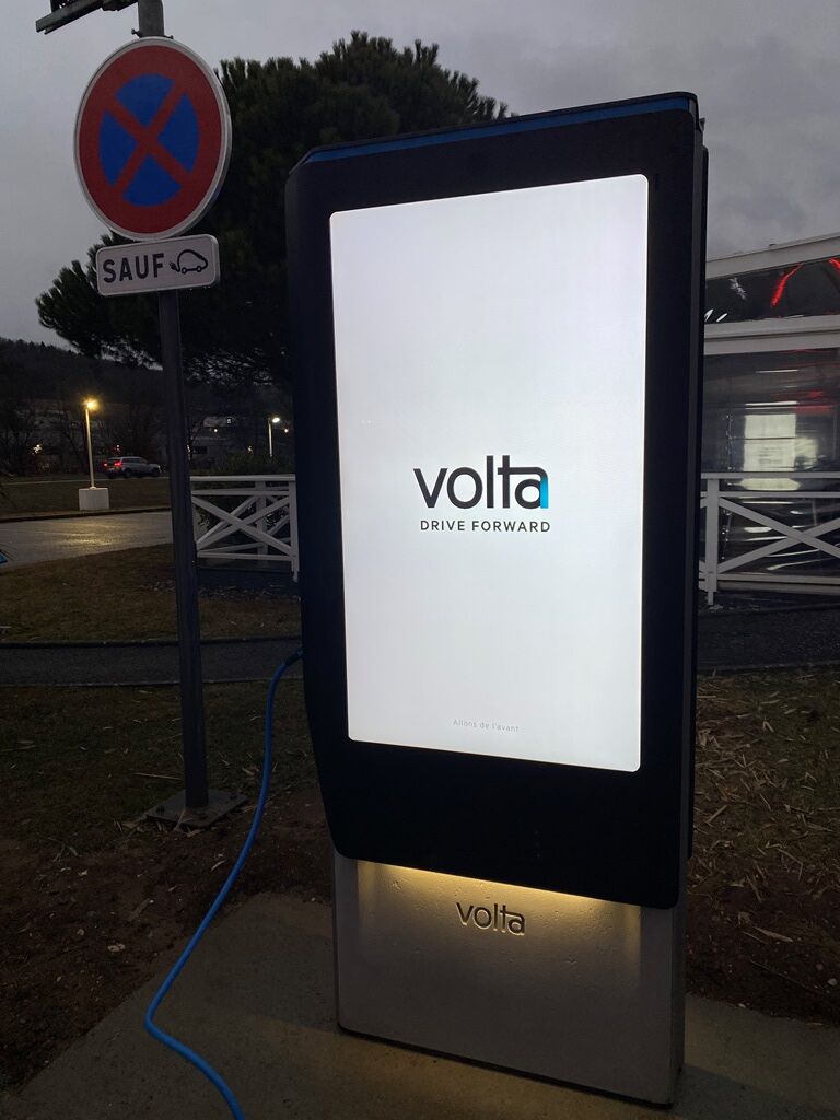 electricfelix's tweet photo. Today @VoltaCharging jumped across the Ocean!
Starting with France & Germany, VOLTA is offering ADS during (cheap) 22kW AC charging.
@FFAUVE1 was there to witness and test the charger in Annecy! 📸
⚡️⚡️⚡️
#neverenoughads
#alwaysbecharging
#VOLTAcharging
#europe
#france https://t.co/5SCAdjeHFq