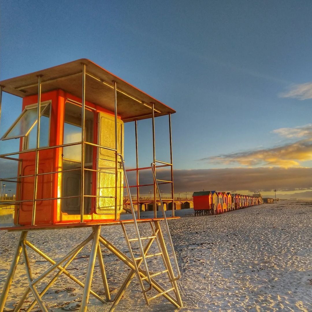 capetownmag's tweet photo. Good night from Muizenberg. The Southern Suburbs just hit differently. Where's your favourite beach-side town? 🌊

"At the right time, in the right light, everything transforms to become extraordinary" 

📸: @franciscolittleimages 

#capetownmag #southaftrica #muizenberg https://t.co/v2rkfc8wYh