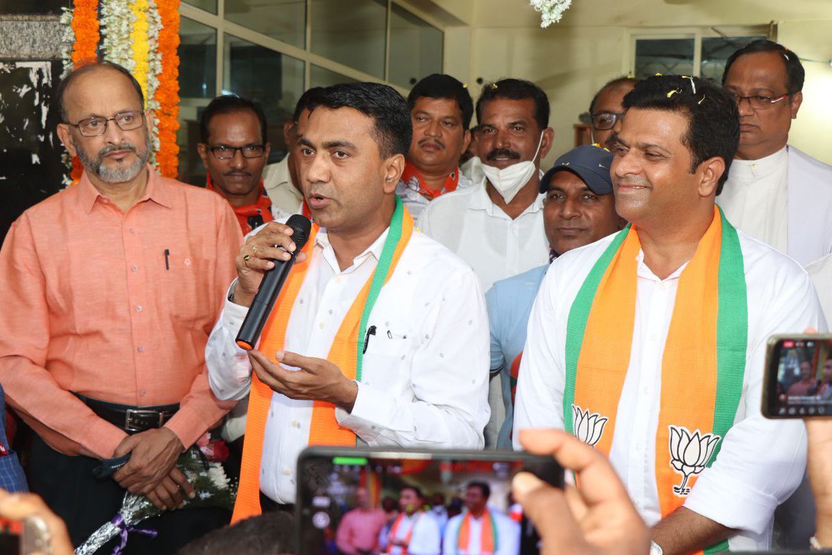 DrPramodPSawant's tweet photo. Fruitful interactions with the people continue today in Saligao constituency along with @BJP4Goa candidate for #GoaAssemblyPolls Shri @Jayeshvsal.
People's support and love for the party is growing day by day. #BJP4Goa https://t.co/hvtc52e1pN