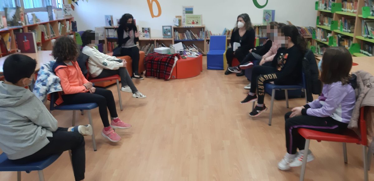 bibliotecaEPB's tweet photo. Comezaron os tres grupos de "Viaxeiros por papel" de 4°EP con moitas ganas e ilusión. Pasaron unha tarde moi divertida que se fixo curta, coma siempre coa colaboración das bibliotecarias da BM Los Rosales, Verónica e @99lili #clubsdelectura #bescolaresgalabertas #bescolaresgal https://t.co/3GqzWc0wLl