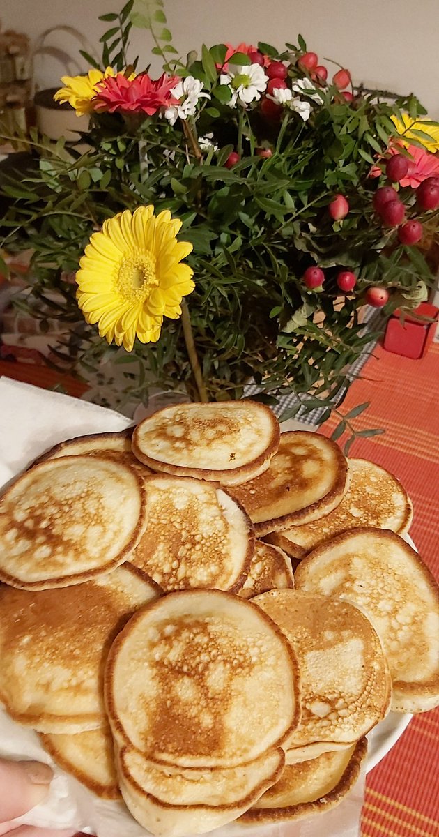 Puncoskka's tweet photo. Dobrý večer. Mlsáme. 😊😋👩‍🍳
#varime #mlsame #mamincinaskola #kitchen #decoration #photography https://t.co/MOPIP8VPSW