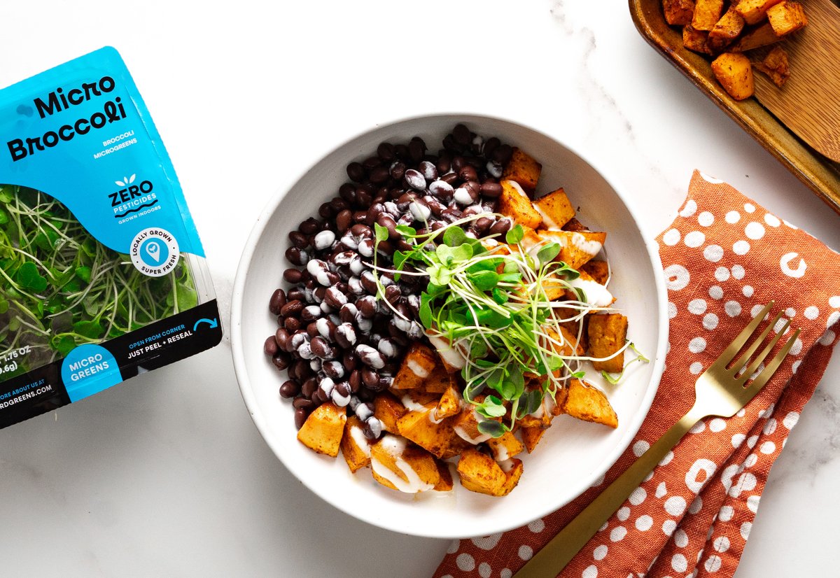 ForwardGreens's tweet photo. Who doesn't love a good bowl?! Sweet potatoes and black beans get tons of flavor from the zippy garlic tahini sauce and a dose of freshness from the Micro Broccoli. Bon appétit! https://t.co/2y79WzP3JQ