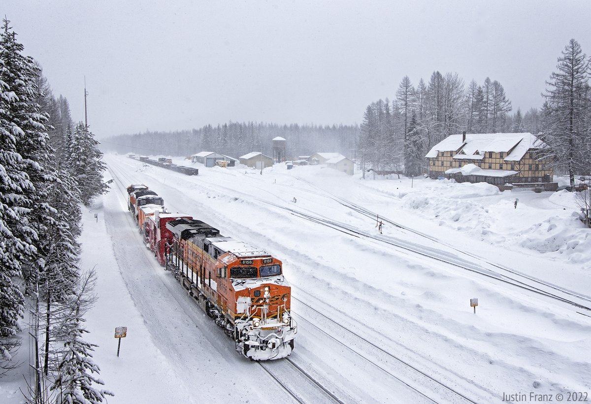 jfranz88's tweet photo. Spent part of yesterday documenting @BNSFRailway's never-ending effort to keep its route over Marias Pass clear of snow. A pair of BNSF locomotives, sandwiching some old Great Northern "snow dozers" built nearly a century ago, pass by the Izaak Walton Inn near Essex #MTphoto https://t.co/ChIUr6NvxU