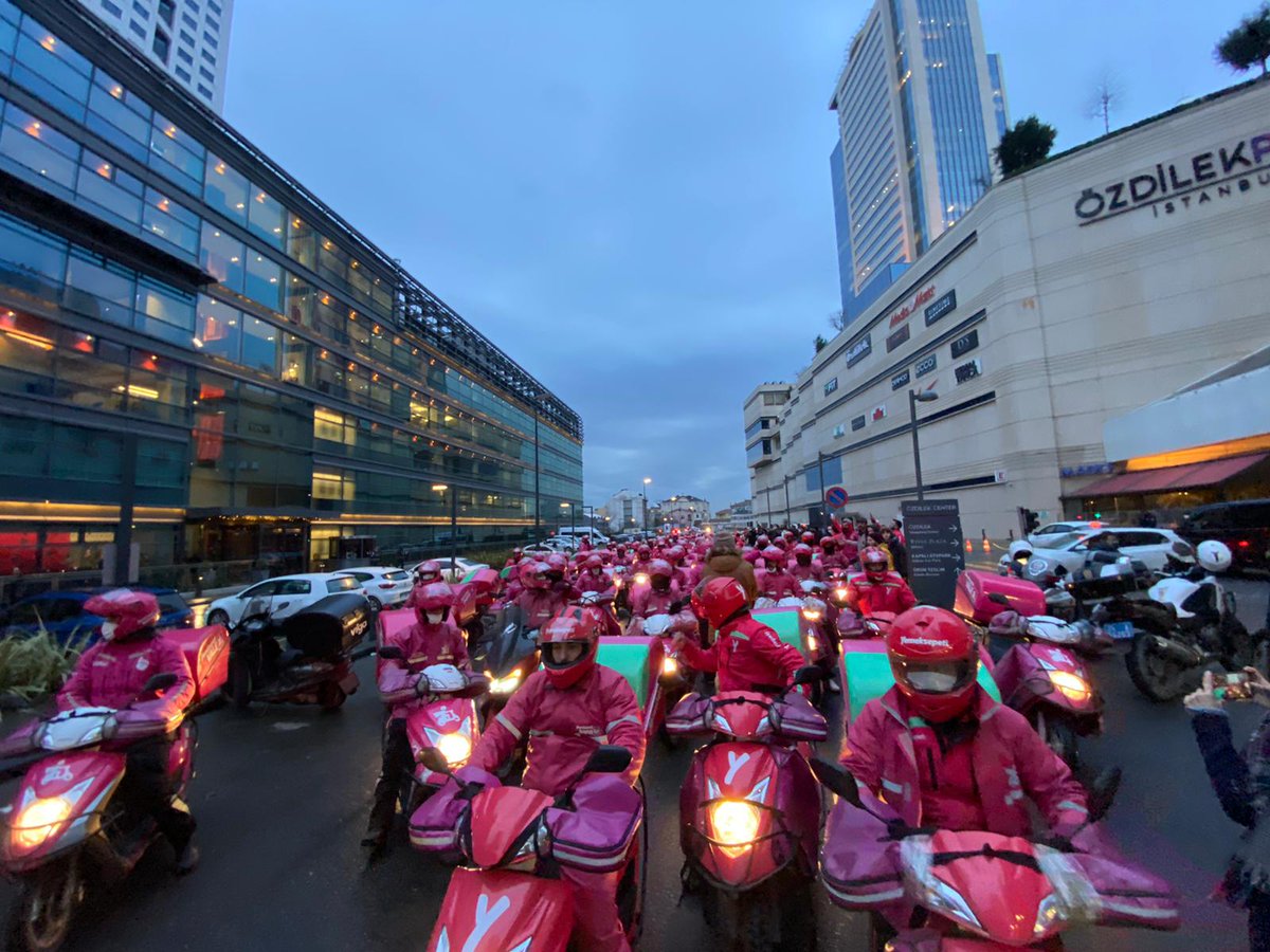 Ağır koşullarda çalıştırılan, hakları gasp edilen, Sefalet Ücretine mahkum edilmek istenen Yemeksepeti işçilerinin mücadelesini selamlıyoruz! Tüm halkımızı bu meşru mücadeleye destek vermeye çağırıyoruz.
#KuryeyeSahipÇık