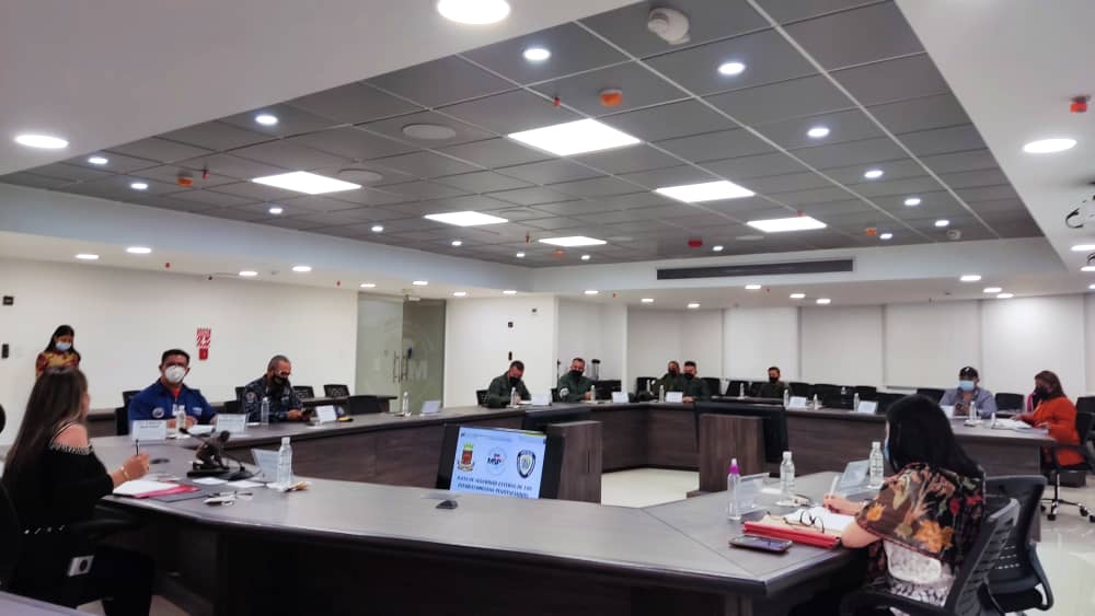 mirelct's tweet photo. #02Feb Junta de Seguridad en conjunto con la @gnbdevenezuela y @PNBVzla, estableciendo mecanismos estratégicos que permitan el fortalecimiento del sistema penitenciario en cuanto a la seguridad externa e interna de los establecimientos penitenciarios y los #DDHH #ChavezPorSiempre https://t.co/T11g6NPTJY