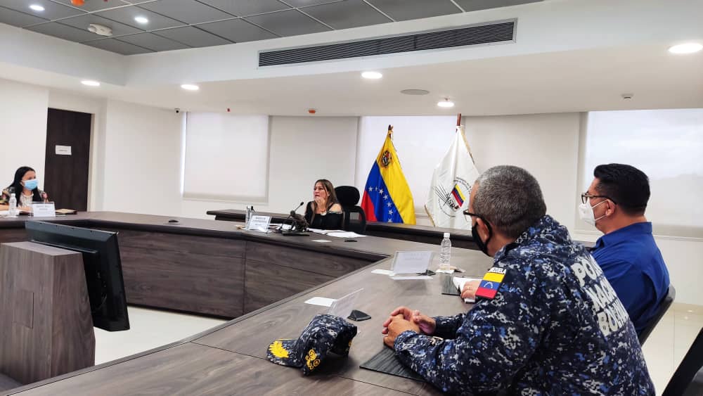 mirelct's tweet photo. #02Feb Junta de Seguridad en conjunto con la @gnbdevenezuela y @PNBVzla, estableciendo mecanismos estratégicos que permitan el fortalecimiento del sistema penitenciario en cuanto a la seguridad externa e interna de los establecimientos penitenciarios y los #DDHH #ChavezPorSiempre https://t.co/T11g6NPTJY