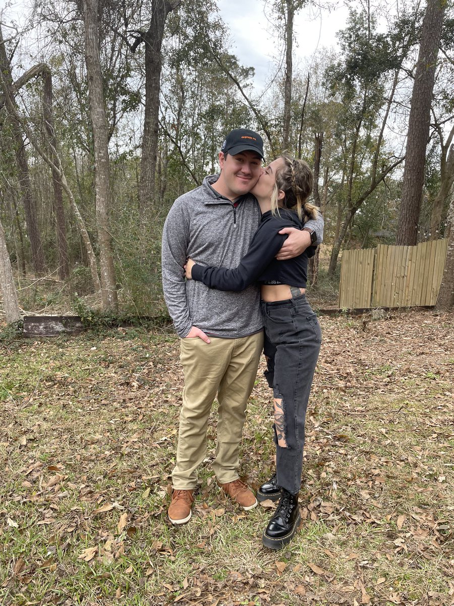 BrunelleSarah's tweet photo. breaks my lil heart to say goodbye for a few months to the loml 🥲 love u til the end of time! https://t.co/CXIQkGleUO