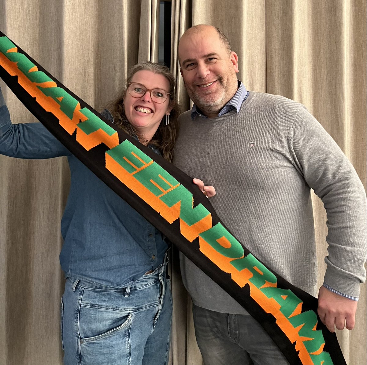 sdwprive's tweet photo. Vandaag ontving ik deze prachtige groen oranje sjaal met de tekst #wateendrama van Het Zuidelijk Toneel. Het is tijd dat we weer volop kunnen genieten van kunst en cultuur. @zuidelijktoneel @kruikenstadnl @TheaterTilburg onze steun hebben jullie. https://t.co/2WvW4RsWiP