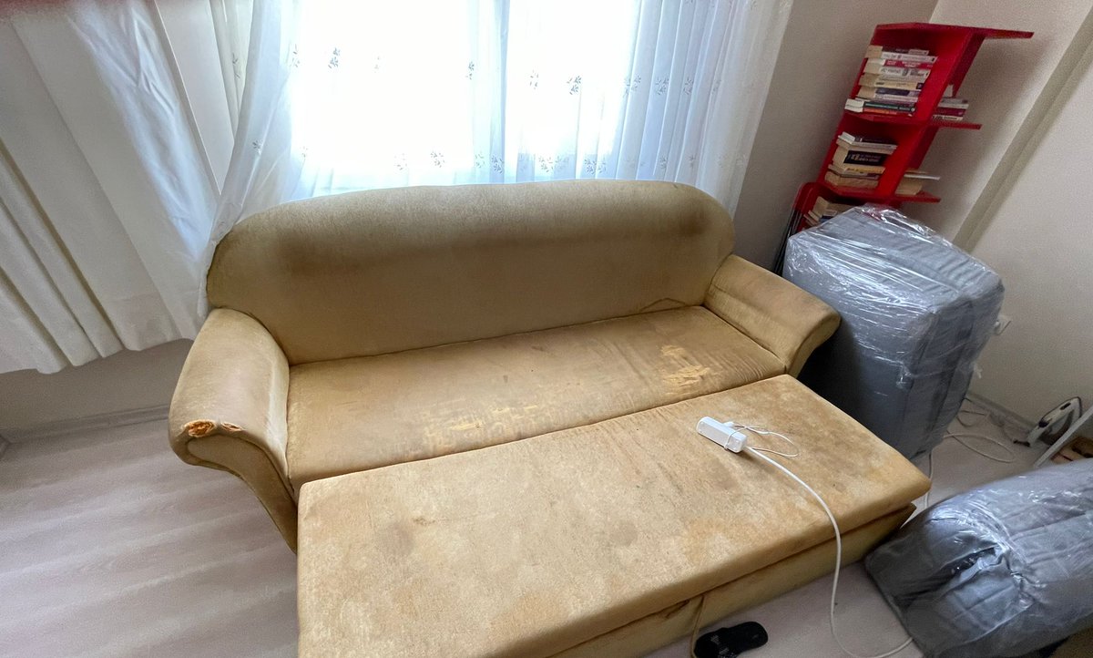ApeSkyel's tweet photo. Life's so strange that you do whatever you want to do,you can't learn without experience, you forget what happened yesterday but at the end of the day, you either win. 

When I said I died 6 months ago,I was born again. NFT changes life.

I was sleeping on a furniture like this👇 https://t.co/4Ix70RXLbI