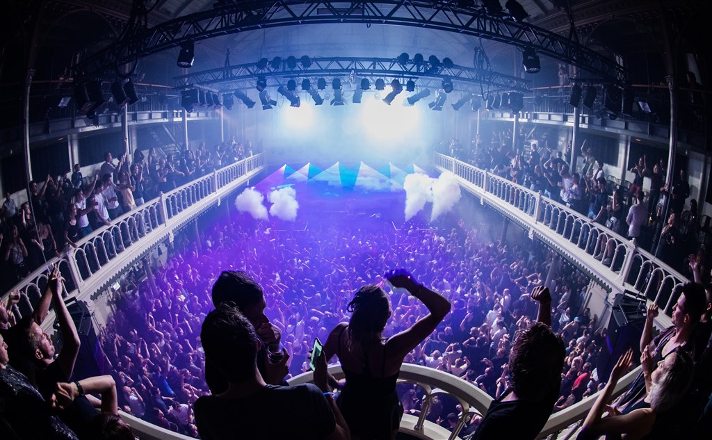 RTLnieuws's tweet photo. Nachtclubs zijn klaar met coronaregels en gooien volgende week zaterdag hun deuren open | Liveblog https://t.co/uE6MpnWoJP https://t.co/cKx83kGr33