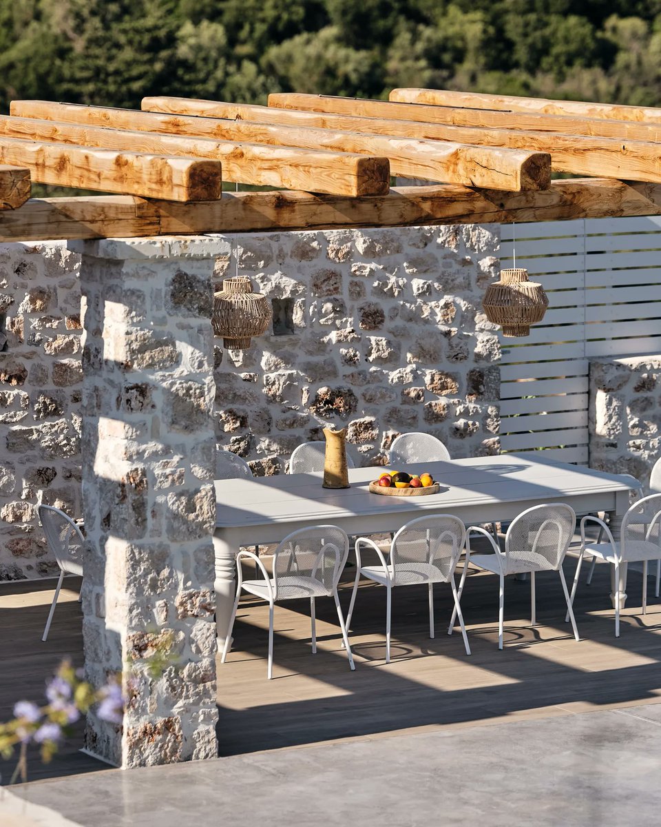 New for 2022, this is an impressive villa with even more impressive views. Just a 12-minute drive to the club, Nidri is available for the week from 12th June and 4th September. Sleeping 8 guests from £3,500 per week, email our team at info@peligoni.com: peligoni.com/property/nidri/