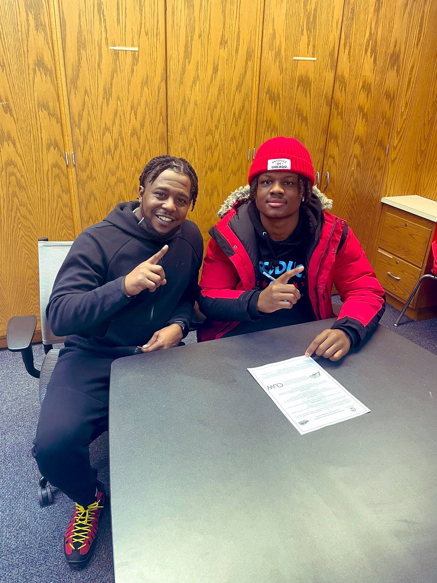 SinqueTurner's tweet photo. Congratulations To Kenwood Academy’s 2022 QB Shauntrel Meeks-Scott @Shauneyboi1 on signing his NLI to Concordia University of Wiscosin @CUWFB 

I’m super happy for you Boss Man…Go be great!!! #HorsePower #BrickByBrick https://t.co/NLEOT1YGK1
