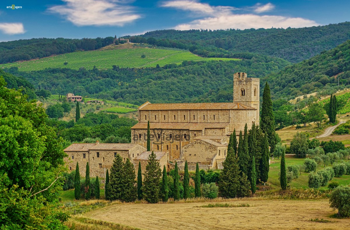 La Abadía de Sant'Antimo, importante y poderosa durante toda la Edad Media, se halla en un paraje bucólico de colinas verdes en el Valle de Starcia (Toscana, #Italia). Su bella iglesia románica de travertino cautiva a todos aquellos que se acercan a visitarla #FelizMiercoles