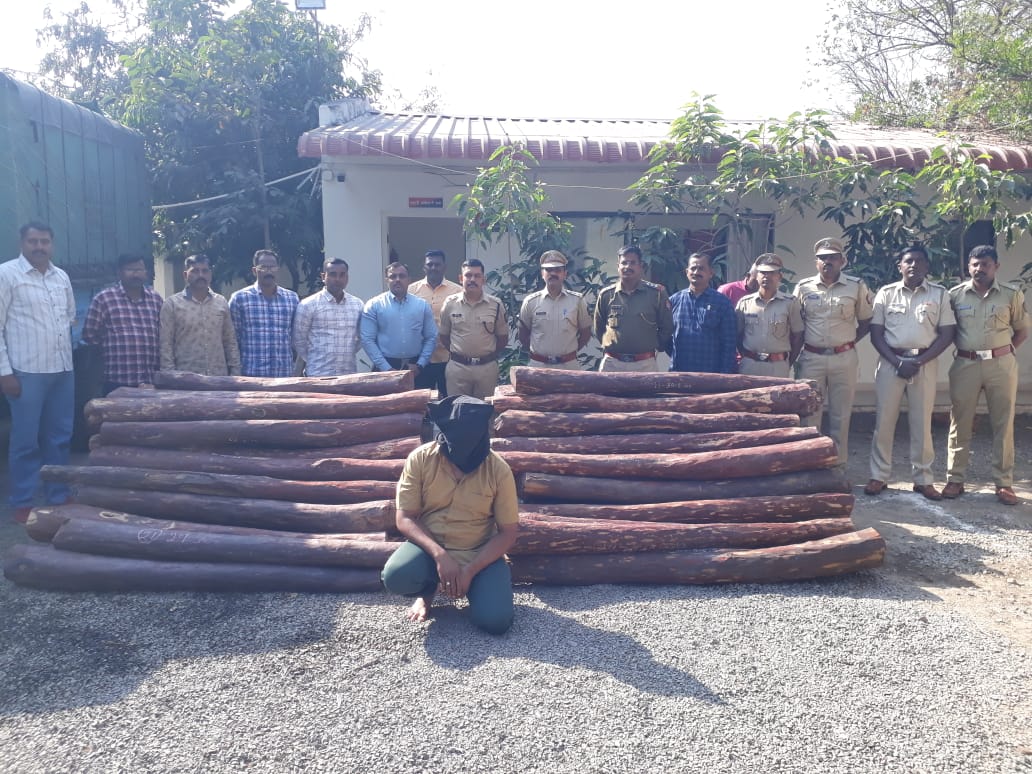 A smuggler who was inspired after watching movie #Pushpa, tried 2 smuggle red sandalwood worth 2.45cr in movie style. Smuggler Yasin Inayithulla loaded truck wit red sandalwood & on top of tat he loaded wit fruits & vegetable boxes. He was arrested by @MahaPolice near Sangli