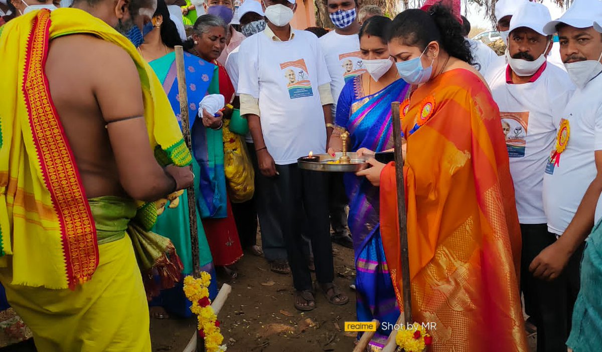 VBGRAMGKAR's tweet photo. #ನರೇಗಾ_ದಿನಾಚರಣೆ ಅಂಗವಾಗಿ ಇಂದು ಬೆಂಗಳೂರಿನ ಯಲಹಂಕ ‌ತಾಲೂಕಿನ ಸಾತನೂರು ಗ್ರಾಮ ಪಂಚಾಯತಿಯ ಹೊಸಹಳ್ಳಿಯಲ್ಲಿ #ಕಲ್ಯಾಣಿ ಪುನಶ್ಚೇತನ ಕಾಮಗಾರಿಗೆ ಇಲಾಖಾ ಪ್ರಧಾನ ಕಾರ್ಯದರ್ಶಿಗಳು @lkatheeq ರವರು ಚಾಲನೆ ನೀಡಿದರು.
ಆಯುಕ್ತರು @shilpa_nag, ಹಿರಿಯ ಅಧಿಕಾರಿಗಳು ಮತ್ತು‌ ಇನ್ನಿತರರು ಉಪಸ್ಥಿತರಿದ್ದರು.

#NregaDiwas https://t.co/x22c5zmP8r