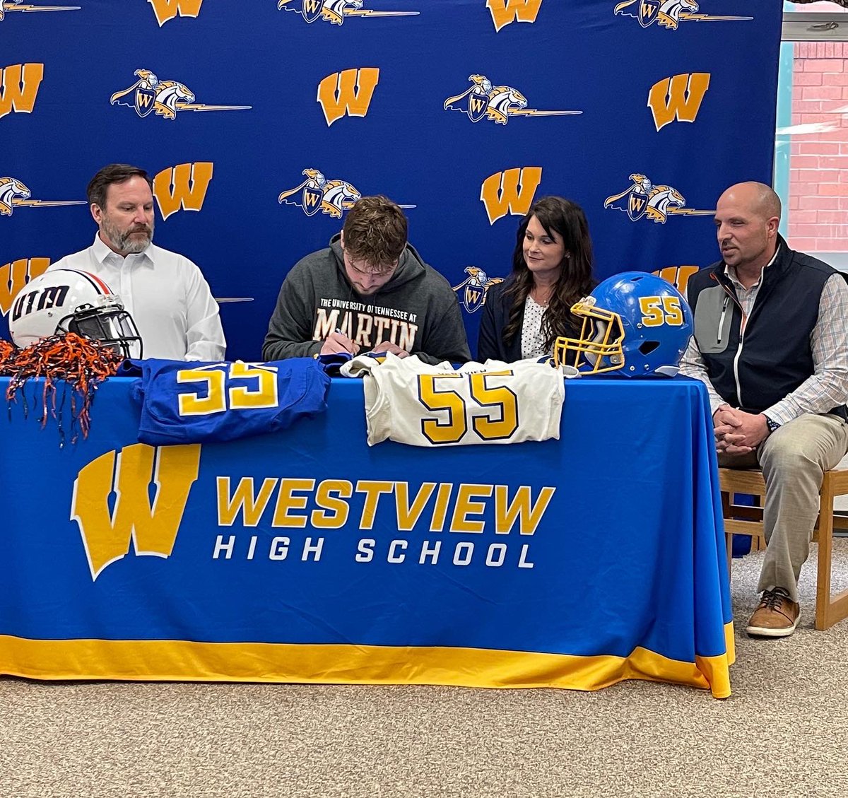 Ryan51329918's tweet image. 💙🧡 proud to have signed with @UTM_FOOTBALL @CoachMattJones @Coach_JSimpson