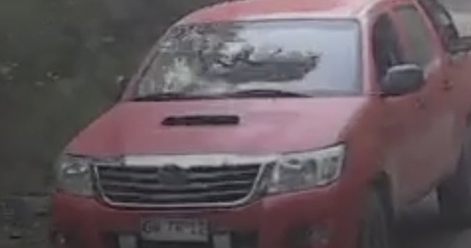 Chileokulto's tweet photo. Urgente: El presunto ataque "Terrorista" en trangol bajo en #Curanilahue, el individuo 
se baja de una camioneta que pertenece a la forestal Antilemu, el vehículo no tiene a encargo por robo.
#MontajeDePiñera https://t.co/tbF9wRZW46
