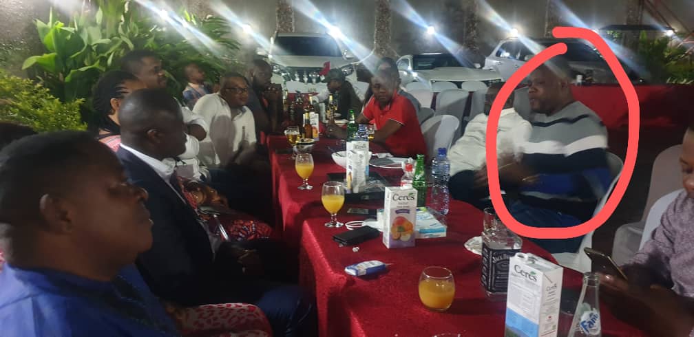 SergioMayamba's tweet photo. Ardent Kabambi , Me Ngalasi et consorts , ont - ils fait quoi pr mérité une telle réception de la part de son excellence @Mnzangi_Butondo? Entre temps le SPA @kambere_kalumbi est à Makala suite à une plainte de ce même Ardent.
@ShadaryEmmanuel @mwene_songa https://t.co/zYs3AbN4Iq