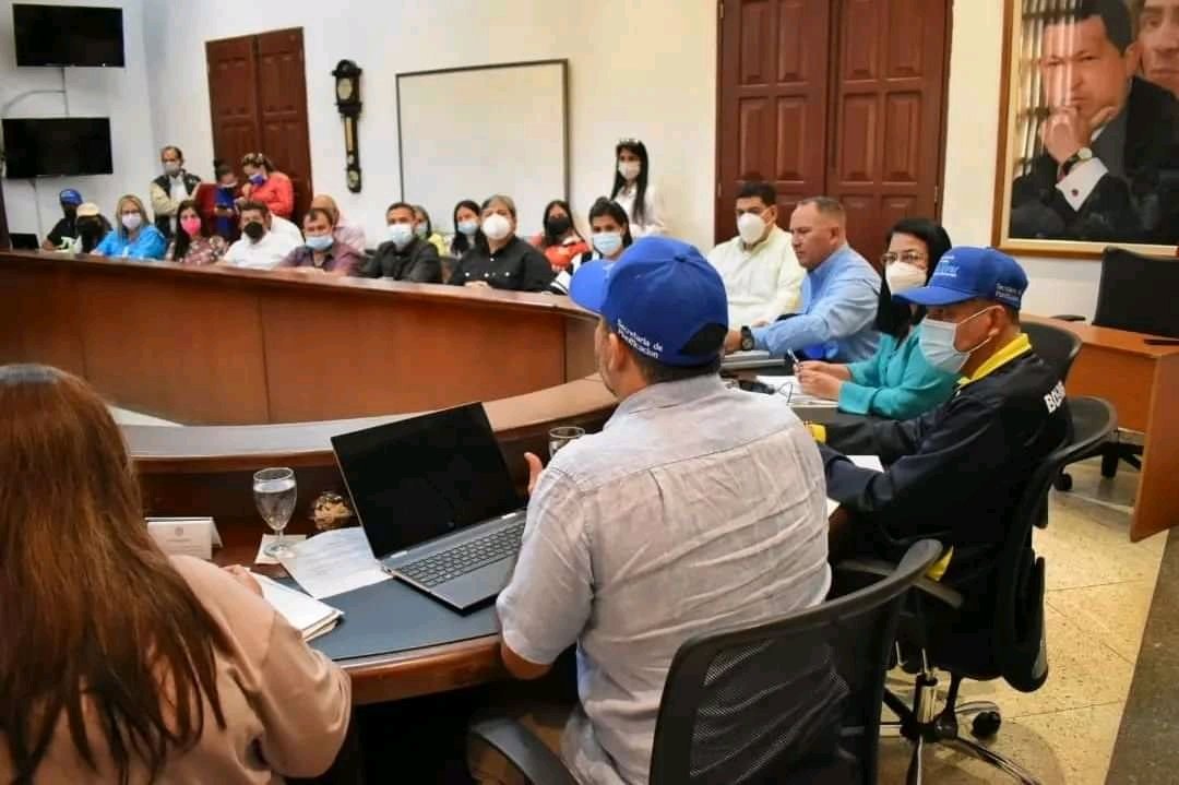 manuel_psuv1's tweet photo. Hoy estuve presente en la reunión con nuestro gobernador del estado Bolívar Ángel Marcano dónde se habló de diferentes puntos donde estuvo presente gruy vernavez secretario ejecutivo  del consejo federal de gobierno
@psuvronald1 
@Armandobt_Psuv 
@dcabellor https://t.co/aEbwYGg9pJ