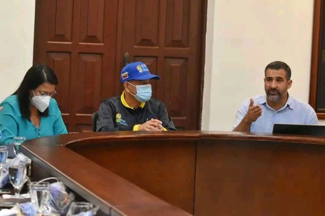 manuel_psuv1's tweet photo. Hoy estuve presente en la reunión con nuestro gobernador del estado Bolívar Ángel Marcano dónde se habló de diferentes puntos donde estuvo presente gruy vernavez secretario ejecutivo  del consejo federal de gobierno
@psuvronald1 
@Armandobt_Psuv 
@dcabellor https://t.co/aEbwYGg9pJ