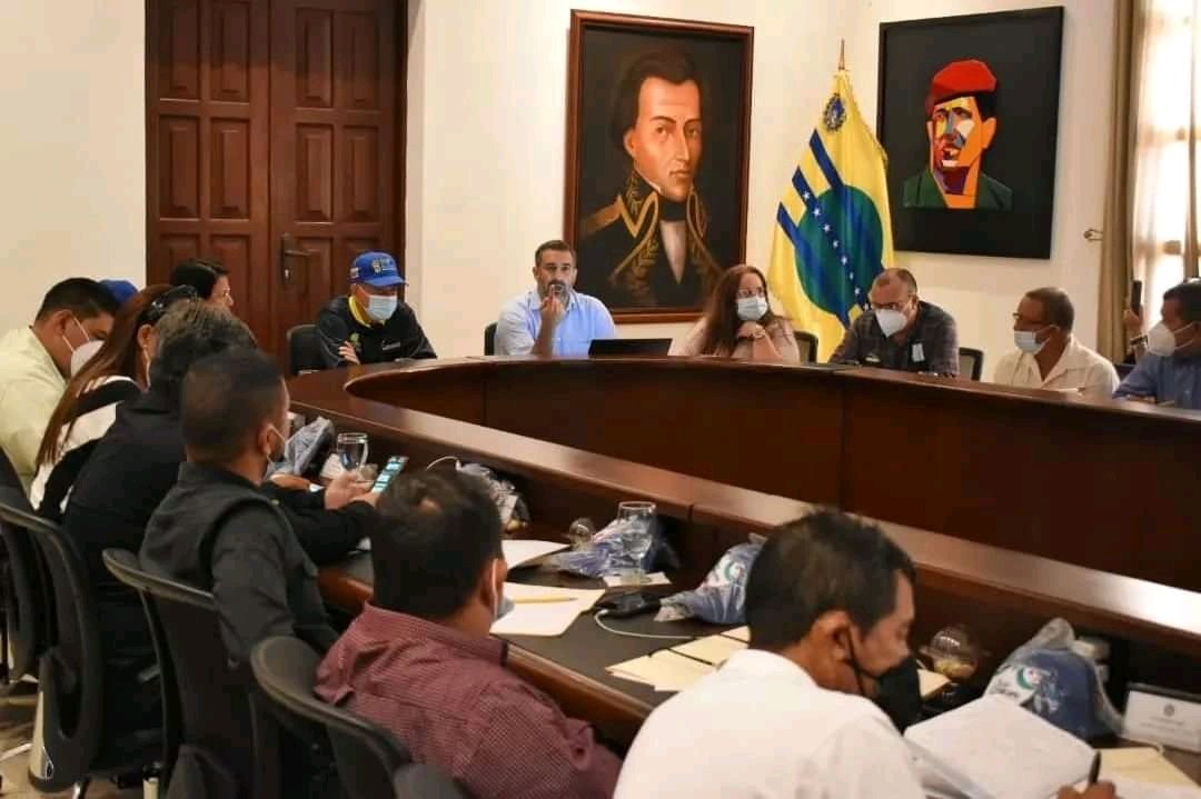 manuel_psuv1's tweet photo. Hoy estuve presente en la reunión con nuestro gobernador del estado Bolívar Ángel Marcano dónde se habló de diferentes puntos donde estuvo presente gruy vernavez secretario ejecutivo  del consejo federal de gobierno
@psuvronald1 
@Armandobt_Psuv 
@dcabellor https://t.co/aEbwYGg9pJ