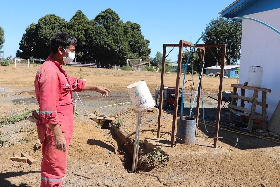 mop_nuble's tweet photo. 👷‍♂️𝗔𝘃𝗮𝗻𝘇𝗮𝗻 𝗼𝗯𝗿𝗮𝘀 𝗱𝗲𝗹 𝗔𝗣𝗥 𝗱𝗲 #Trehualemu en #ElCarmen para llegar con Agua Potable a más de 730 #Ñublensinos con la construcción de 1️⃣8️⃣4️⃣ arranques; trabajos que llevan un 78% de avance por un monto de $1.059 millones.
@_jparrag @mop_chile 
#ObrasHidráulicas 🚧 https://t.co/pLUrOB46q4