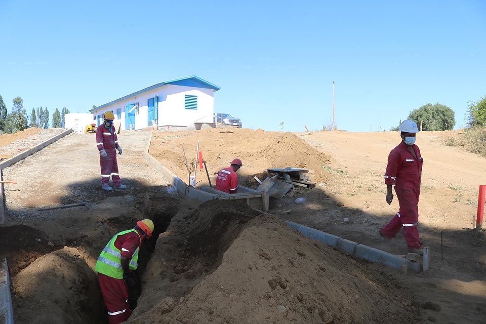 mop_nuble's tweet photo. 👷‍♂️𝗔𝘃𝗮𝗻𝘇𝗮𝗻 𝗼𝗯𝗿𝗮𝘀 𝗱𝗲𝗹 𝗔𝗣𝗥 𝗱𝗲 #Trehualemu en #ElCarmen para llegar con Agua Potable a más de 730 #Ñublensinos con la construcción de 1️⃣8️⃣4️⃣ arranques; trabajos que llevan un 78% de avance por un monto de $1.059 millones.
@_jparrag @mop_chile 
#ObrasHidráulicas 🚧 https://t.co/pLUrOB46q4
