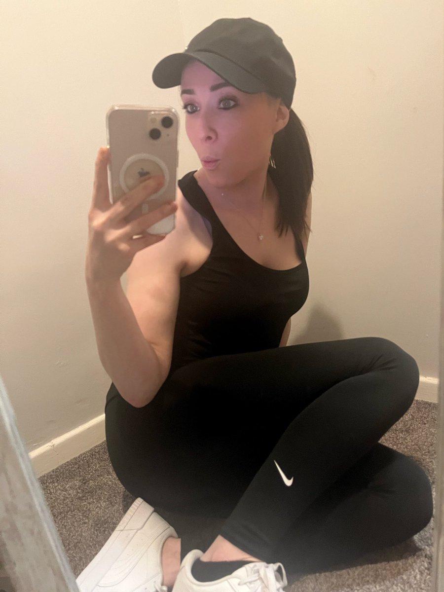 _robyngilliland's tweet photo. And yes I’m very bored 😂 #pullaface trying to find some motivation to exercise so a dog walk it is!! 😂 walking still counts as good exercise doesn’t it😝😂 https://t.co/gzcFlbxuz9