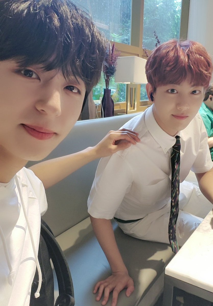 SUNGYOONLOOKS's tweet photo. HAPPY KIM JIBEOM DAY 🎉🎂🎈
with @KJBLOOKS 🐯🐰

#OurTigerJibeomDay 
#겨울의끝에_지범이와_함께라_행복해 
#최성윤 #ChoiSungyoon #와이 #Y
#골든차일드 #GoldenChild 
@GoldenChild @Hi_Goldenness https://t.co/J3c76MzsZN